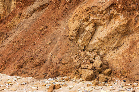 海岩壳岩. 雨季自然灾害区. 大量的土沿山坡滑动,摧毁房屋.