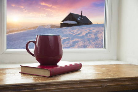 在寒冷的户外舒适的家中度过冬季时光的宁静生活照片