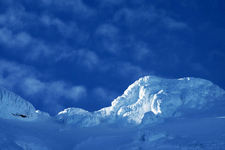 美丽的雪山覆盖在特兰瓦尼亚阿尔卑斯山罗马尼亚。 高山高山景观