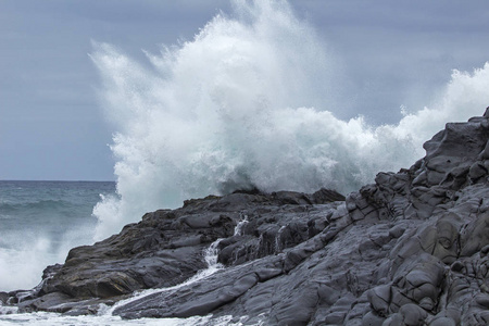 沫状海波的自然背景，由加那利格拉海岸断裂