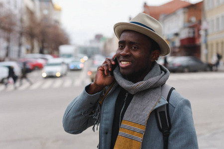 快乐的非裔美国人通过智能手机与他的朋友交谈