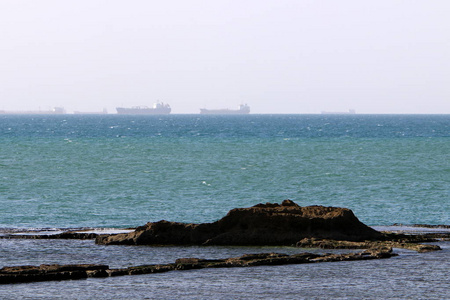 船只站在以色列海法市的突袭中