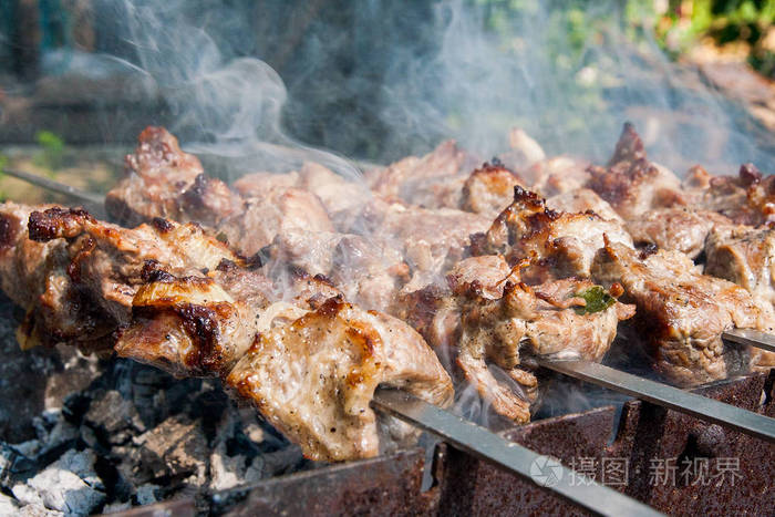 在户外用木炭在曼格尔烹饪时,用肉串上的立方体制成的碎片.