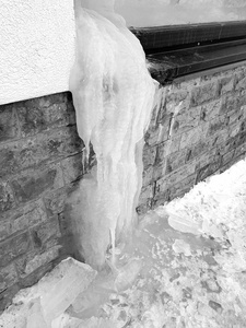 冬天危险的冰柱和冰块