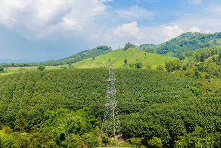 红白高压后高压塔景观以山青色为背景