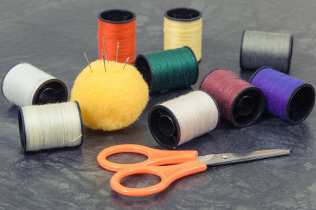用于缝纫和针线活的配件和工具。 线针剪刀的线轴