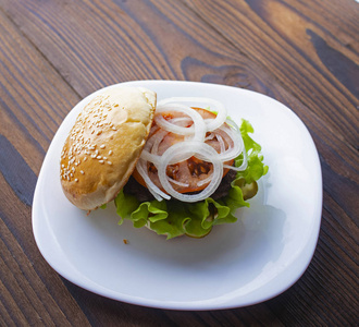 汉堡加多汁的切丁奶酪和卷心菜混合物。 面包和蔬菜。