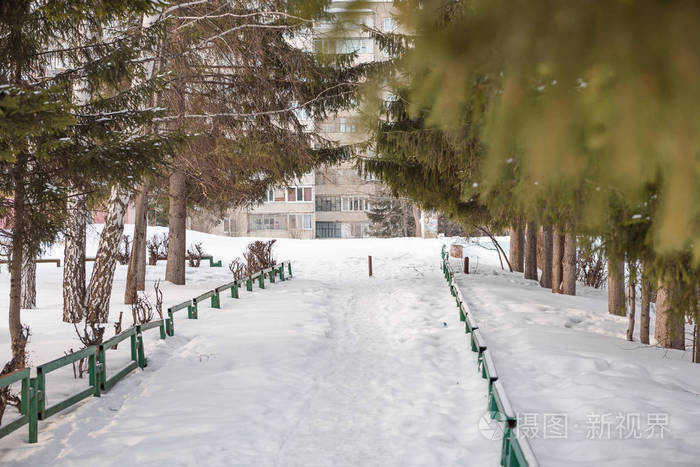俄罗斯城市冬季景观。 雪下的城市。 冬天在街上。 西伯利亚的城市。 街上有很多雪。