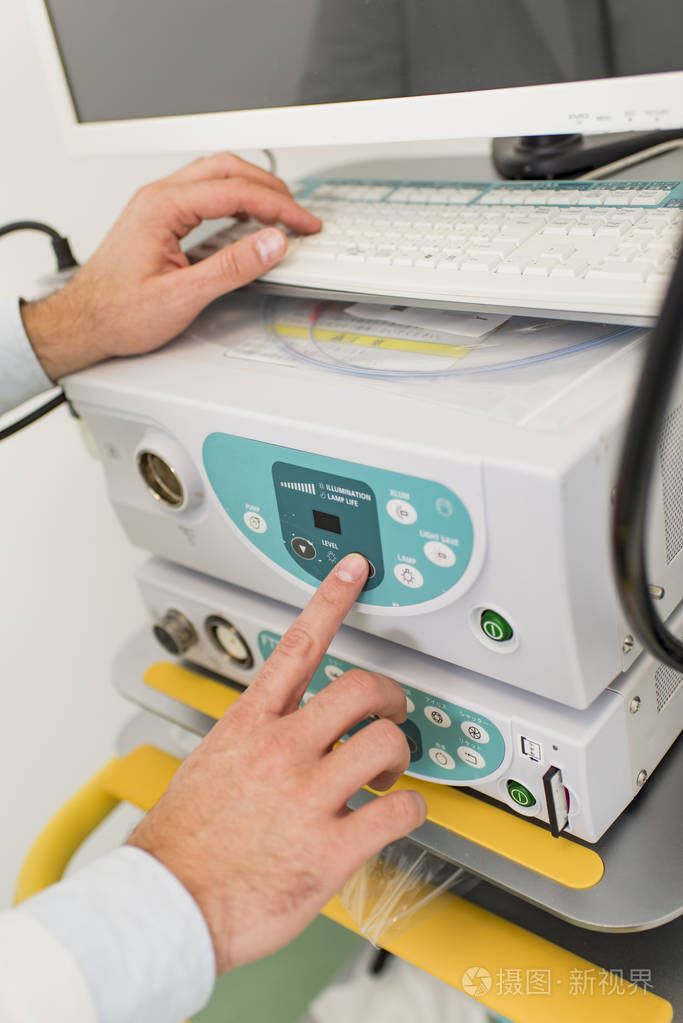 在医疗诊所使用内窥镜设备的医生