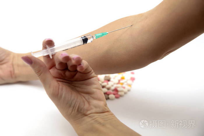 女人用手在白色背景下注射