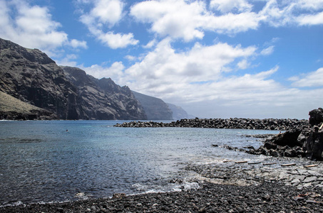 岩石海岸线和洛斯吉甘特的岩石后面从普托德泰诺角特内里费加那利群岛