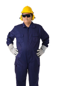 一名工人在白色背景剪裁路径上隔离的带有头盔耳罩防护手套和安全护目镜的机械连衣裙的肖像。