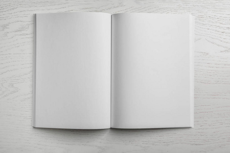白色背景的空白小册子，顶部视图