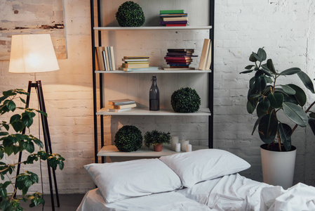 带架植物灯床和砖墙的卧室现代室内设计