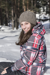 微笑的女孩在雪地里做模特