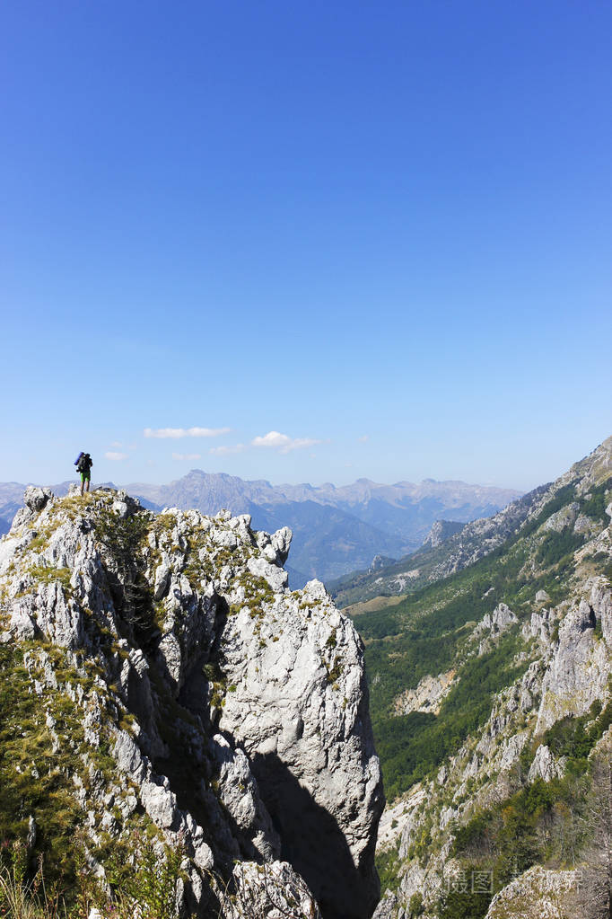 一个人站在山顶上向前看