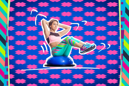 特写运动的女人穿着明亮的运动紧身衣和运动鞋，在一个明亮的流行艺术几何粉红色背景上，在音乐风格上，在博苏上摇动。体育概念的主题是Z