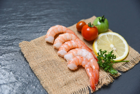 海鲜虾袋贝类新鲜虾虾海洋美食与番茄柠檬和绿色欧芹深底