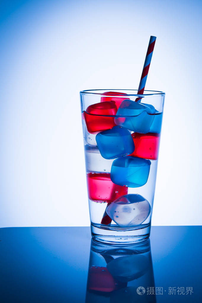 一杯带彩色冰块的水