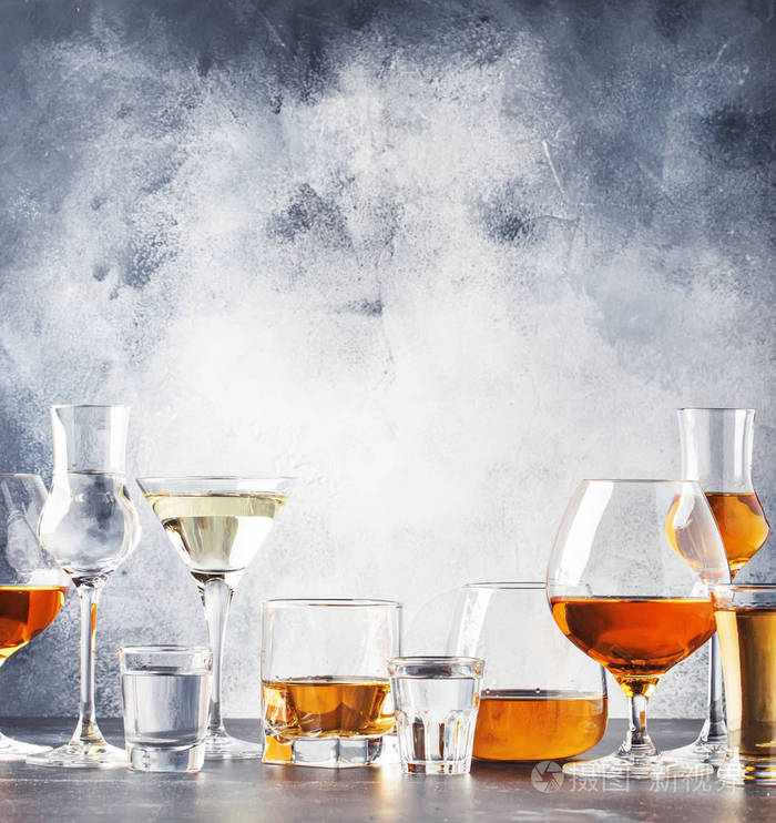 大杯和小杯中的硬烈性酒精饮料的选择伏特加干邑龙舌兰酒和威士忌利口