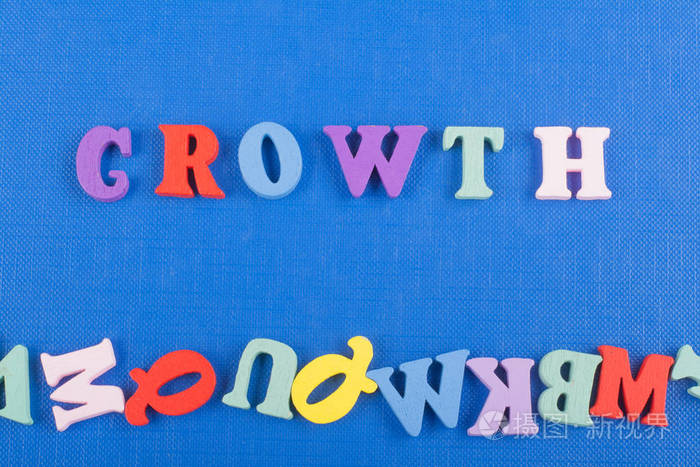 蓝色背景上的单词由彩色abc字母组成,木块木制字母复制空间为广告文本