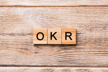 木制桌子上客观关键结果文本的缩写,用于您的设计概念.照片