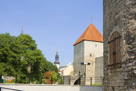 塔林。 爱沙尼亚。 城市的塔楼。 左边是亚历山大内夫斯基大教堂的尖塔，右边是少女塔的中心，在德凯克踢。 中世纪少女塔是老塔林最