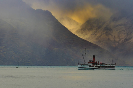 新西兰皇后镇瓦卡蒂普湖帆船图片