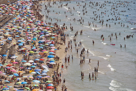 西班牙地中海海岸线。 卡尔佩海滩。 夏季人群。 阿尔坎特海景