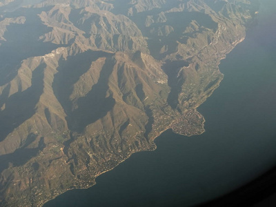 从飞机上可以看到山景