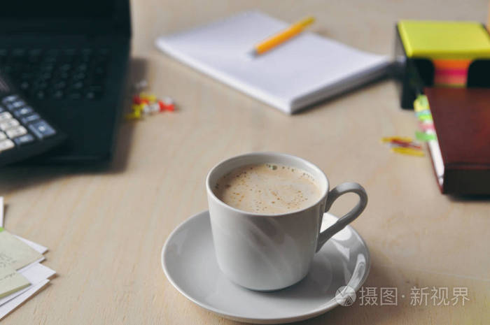 办公室或学校的食物.午餐一杯咖啡在桌面上