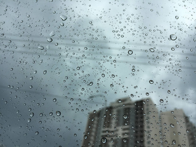 雨点落在玻璃上。 建筑