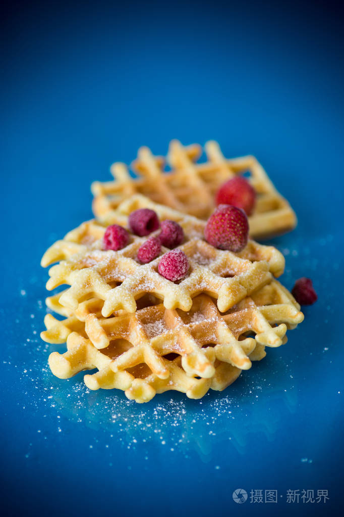 蓝色背景的美味维也纳华夫饼