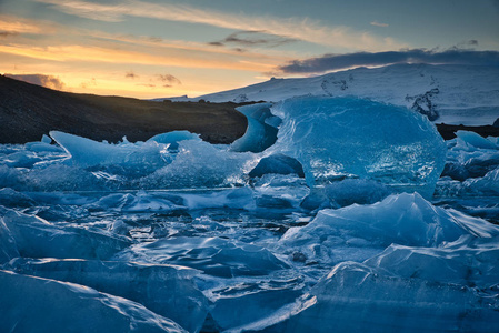 日落时的Jokulsarlon冰川泻湖照片