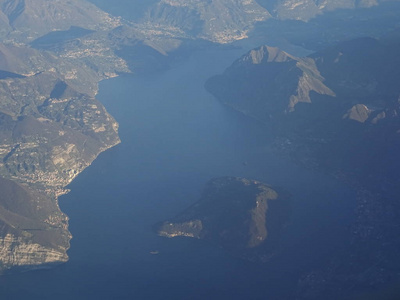 从飞机上看到山脉和海景