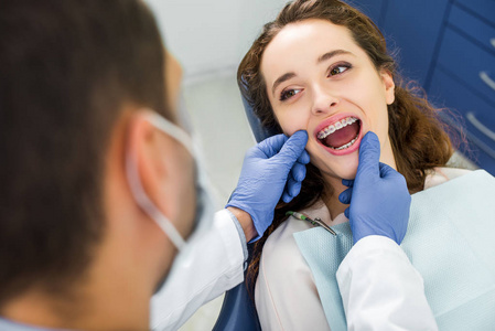 牙套附近牙齿检查时牙套张开口妇女的选择性聚焦