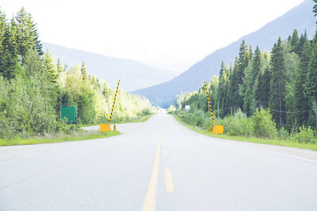 通往山脉的宽阔道路图片