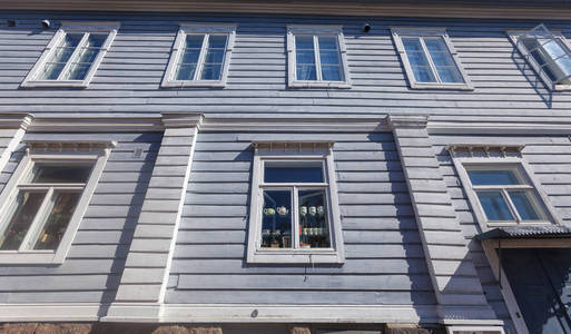 一栋有窗户的木制住宅的街墙灰色