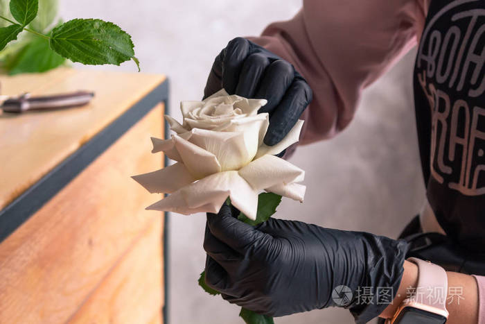 哈巴罗夫斯克 俄罗斯 18年10月22日 制作气球花束的大师 工作中的花商 照片 正版商用图片18xqui 摄图新视界