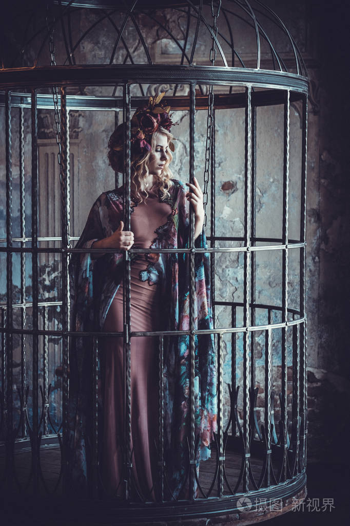 豪华时尚时尚女孩在笼子里花礼服和花环