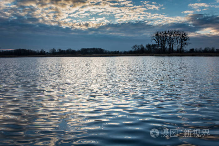 平静的湖面上的夜空,轻柔的波浪中的云