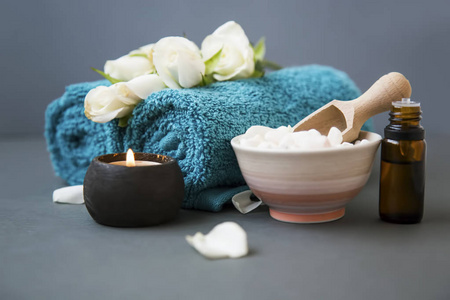 带毛巾玫瑰花浴盐和蜡烛的水疗静物健康和水疗静物组成