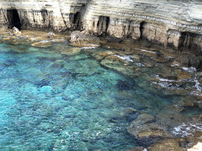 塞浦路斯海岸的一个受欢迎的地方，阳光明媚的一天，美丽的岩石海岸线