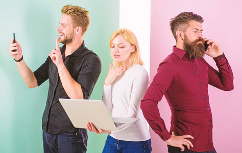 现代人生活在虚拟和现实的现实中.男人和女人享受虚拟现实和在线交流.