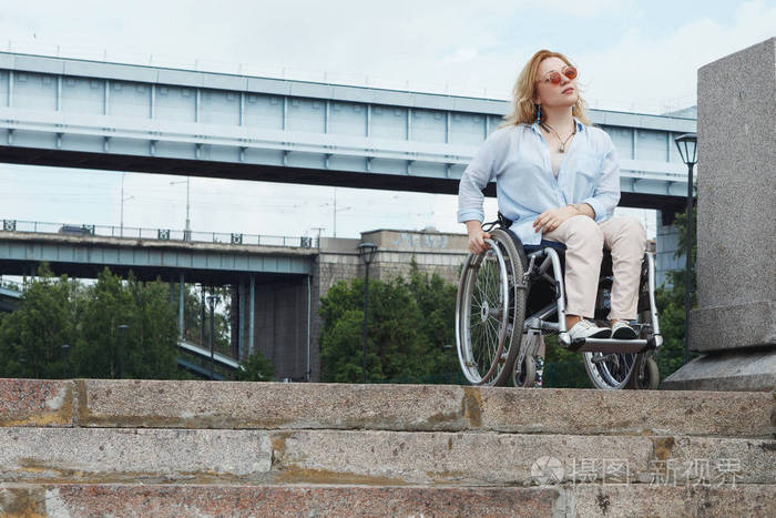 城市夏园石阶上坐轮椅的妇女照片-正版商用图片18xsnt-摄图新视界