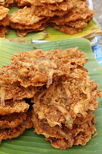 油炸鱼饼在街头美食中很好吃