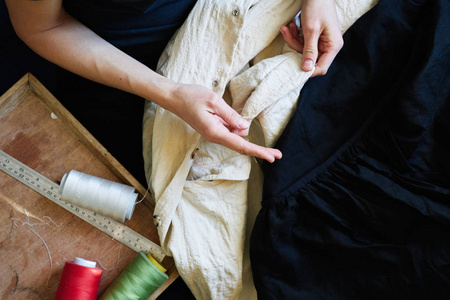 裁缝师在线线的扣子线轴上缝制裁缝店剪裁.照片