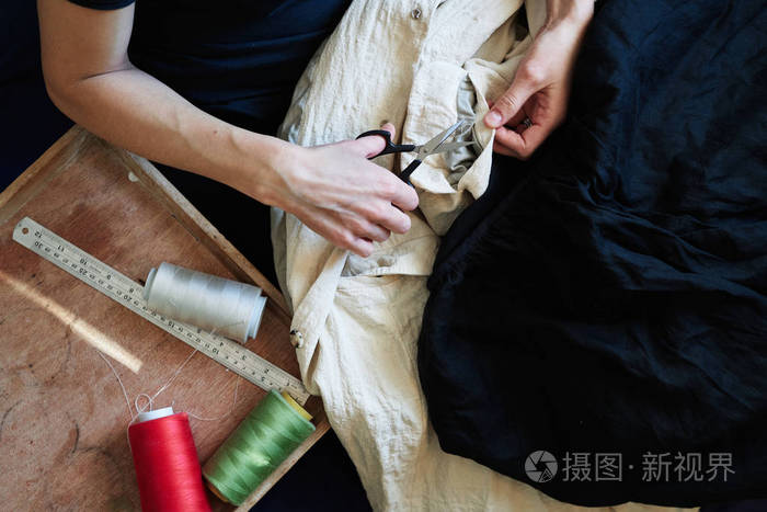 裁缝师裁剪衣服细节缝在纽扣线轴上,裁缝店剪裁贴身.