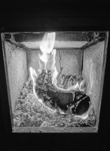 木柴在炉子里燃烧