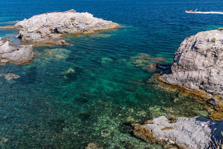 在西班牙穆尔西亚的卡波德帕洛斯海岸附近晶莹剔透的水色水域。 现在是夏天，天气晴朗炎热。